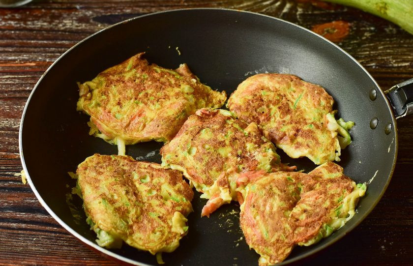 1. Этап. Оладьи из кабачков для диабетиков: Жарьте их на умеренном огне до красивого и румяного цвета с двух сторон.