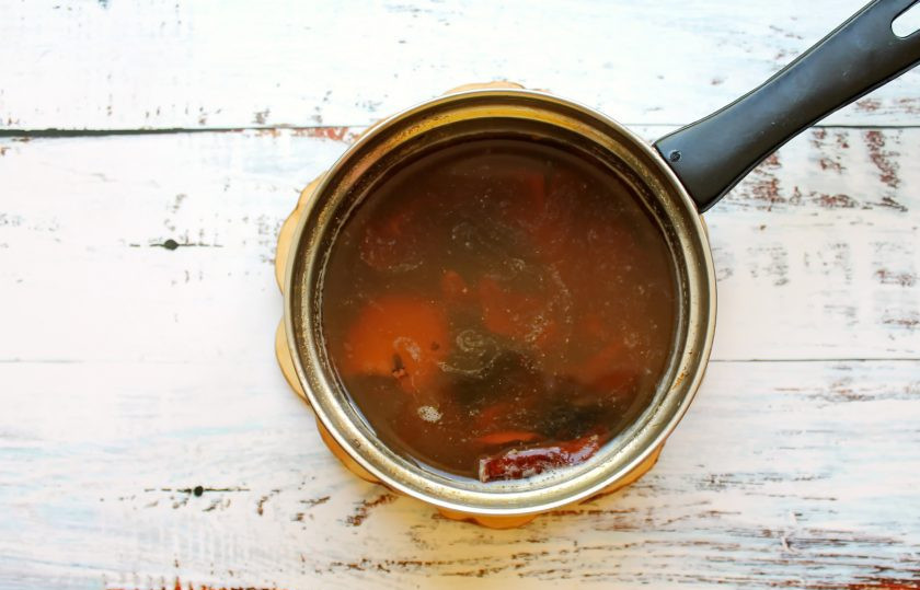 1. Этап. Гжанец: Поставьте гжанец на средний огонь и нагрейте примерно до температуры 70 градусов. Снимите кастрюлю с огня, закройте крышкой и дайте постоять 5 минут. Затем разлейте по бокалам и подавайте.