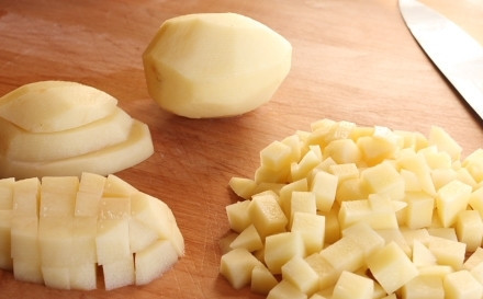 1. Этап. Суп с зеленым горошком: Картофель чистим, моем и нарезаем небольшими кубиками. Чтобы уменьшить время на готовку супа, пока варится бульон, я сварю овощи в другой кастрюльке. А потом просто добавлю концентрированного бульона:)