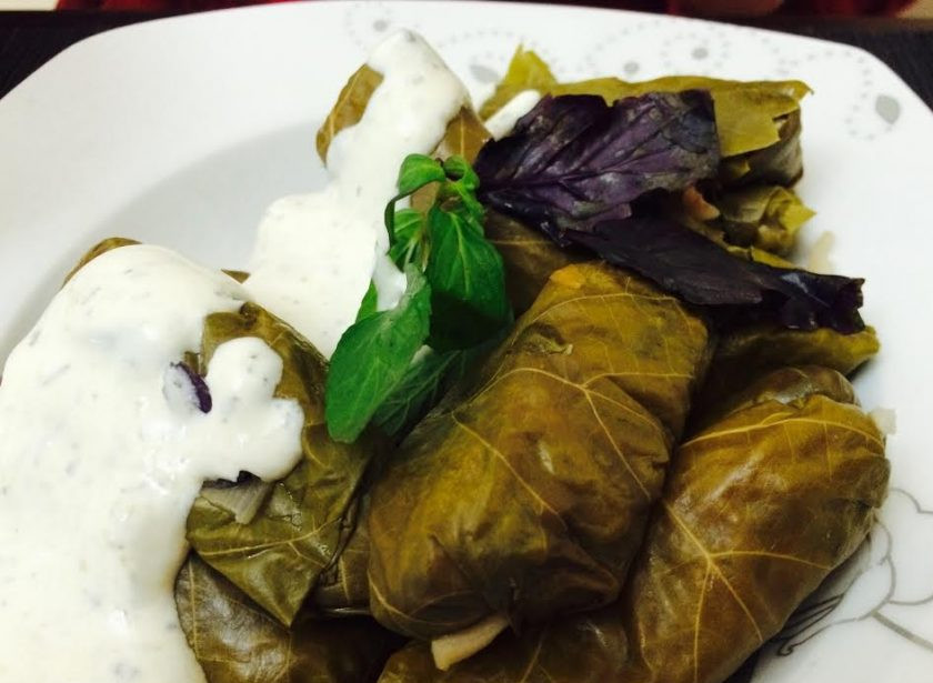 1. Этап. Овощная долма: Доведите воду до кипения. Затем уменьшите огонь и варите долму в течение 30 минут на небольшом огне. Подавайте блюдо с соусом. Приятного аппетита!