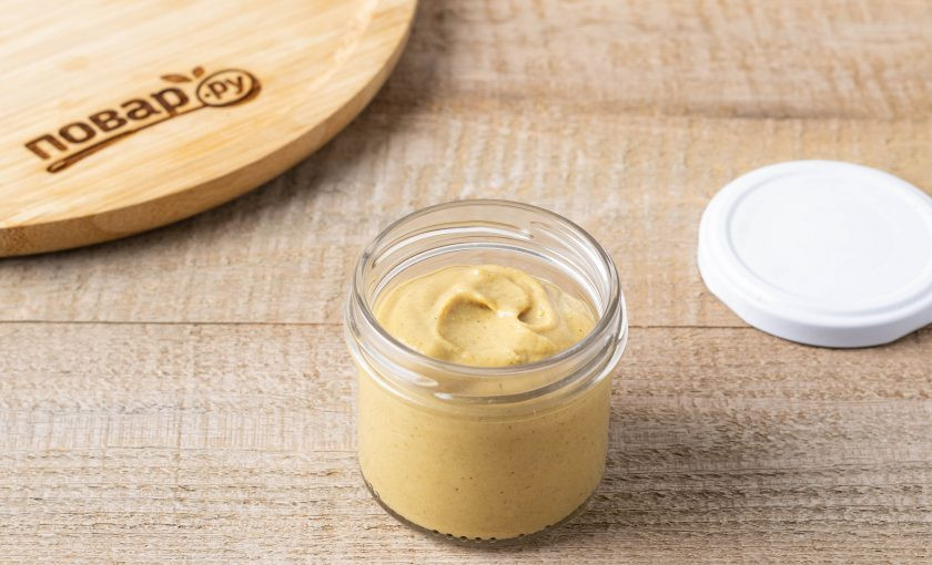 1. Этап. Сладкая горчица: Переложите горчицу в стеклянную баночку. Закройте и уберите в тёплое место на 12 часов.