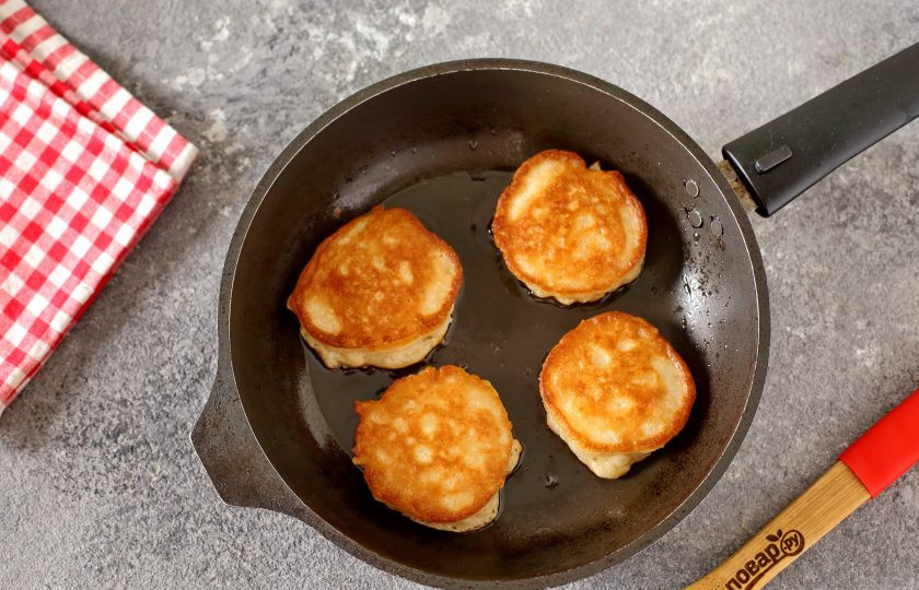 1. Этап. Оладьи на ряженке с яблоками: В разогретую сковороду с маслом, выкладывайте тесто при помощи столовой ложки. Жарьте оладьи на среднем огне с двух сторон до готовности.