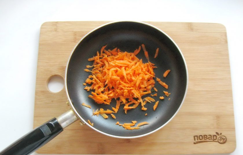 1. Этап. Куриные оладьи с морковью: Морковь очистите, помойте и натрите на терке. Выложите в сковороду.