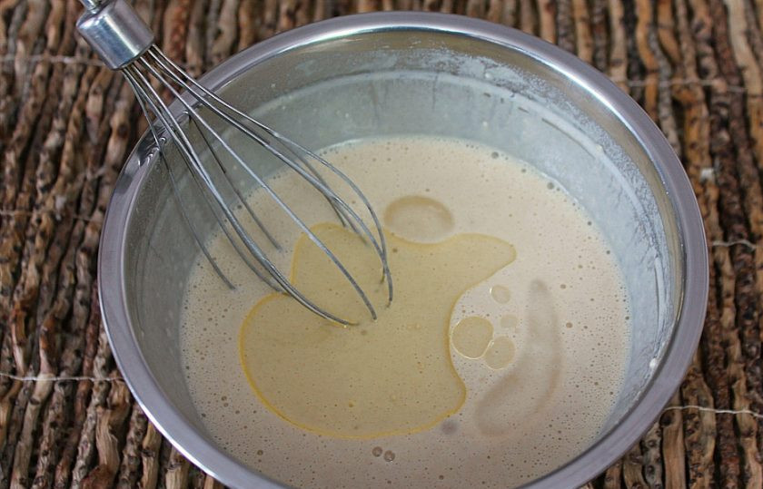 1. Этап. Блины скородумки: Добавляем рафинированное подсолнечное масло и вновь перемешиваем.