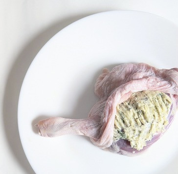 1. Этап. Нежные утиные ножки с ароматным маслом: Аккуратно, помогая себе ножом, освободить ножки от кожи, но не снимая полностью. Начинить ножки сливочным маслом.