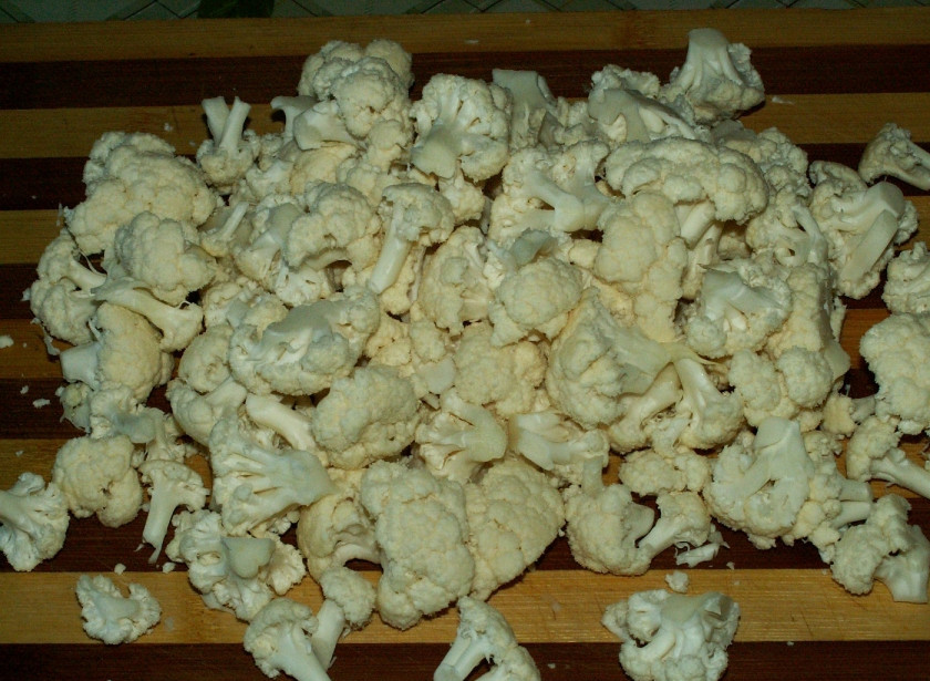 1. Этап. Тушеная картошка с цветной капустой: 2. Разбираем капусту на соцветия, моем их и отправляем на сковороду немного обжарить на растительном масле. Обжарив, выкладываем в кастрюлю.