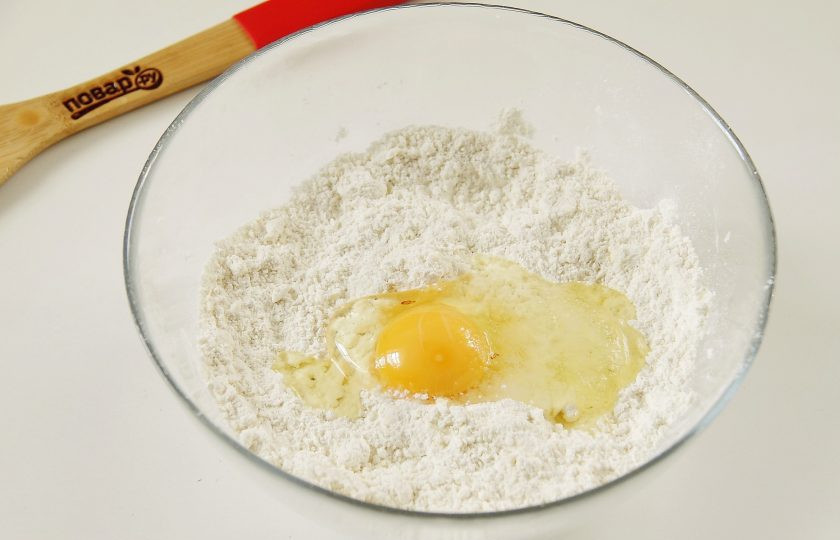 1. Этап. Пирог Сырно-грибное удовольствие: Добавьте яйцо и щепотку соли.