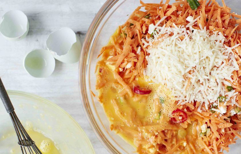 1. Этап. Кексы из батата: 3. Вбейте яйца в овощную смесь и добавьте тертый сыр. Перемешайте.