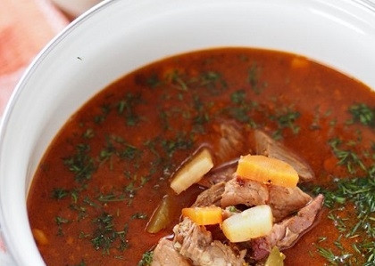 1. Этап. Лучший рецепт солянки: Оливки и свежую зелень можно добавить в кастрюлю, а можно прямо в тарелки при подаче к столу.