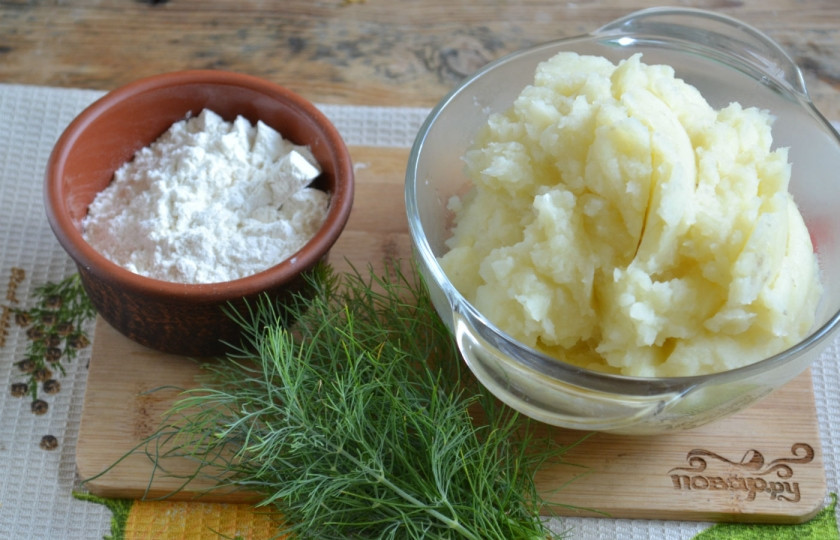 1. Этап. Картофельные крокеты: 1. Картофельное пюре хорошенько перетрите с яйцом, по необходимости добавьте соль. Можно также добавить немного мелко рубленной зелени.