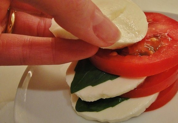 1. Этап. Томаты с моцареллой: Но можно сделать иначе! Выстроить настоящую башенку из этих компонентов.