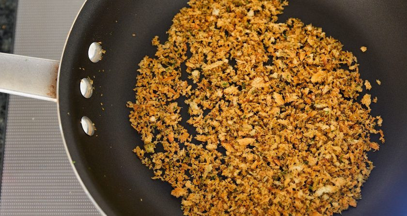 1. Этап. Макароны Три сыра: 4. В то же время, в отдельной сковороде нагрейте оливковое масло, добавьте панировочные сухари, измельченную петрушку (несколько веточек), соль, перец. Обжарьте все до золотистого цвета.