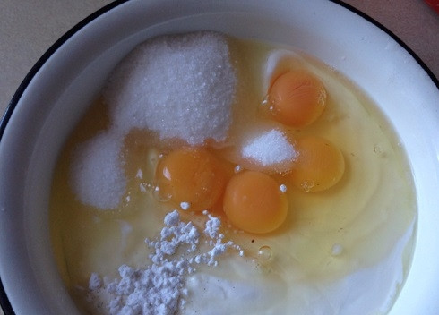 1. Этап. Сметанник: Готовим начинку. Выкладываем в миску сметану, яйца, сахар - обычный и ванильный. Можно добавить цедру лимона.