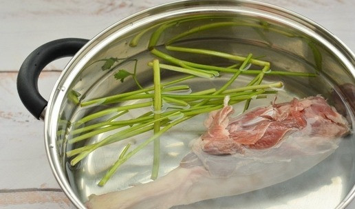 1. Этап. Борщ с бараниной и печёной свеклой: Кастрюля должна быть довольно вместительной, у меня 5-литровая кастрюля. Баранью голяшку сполосните и залейте водой. Добавьте стебли петрушки и доведите до кипения. Первые 5 минут пусть баранина кипит на сильном огне. В это время выделяется пена, которую нужно тщательно снять ложкой. Затем убавьте огонь и варите баранину при тихом кипении примерно 2 часа. Это минимально, возможно и дольше. От голяшки мясо должно легко отходить. В процессе варки добавьте в бульон соль по вкусу.