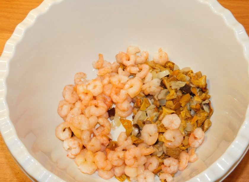 1. Этап. Салат Изумительный: Грибы мелко нарежьте и обжарьте с луком. Остудите. Соедините с креветками.