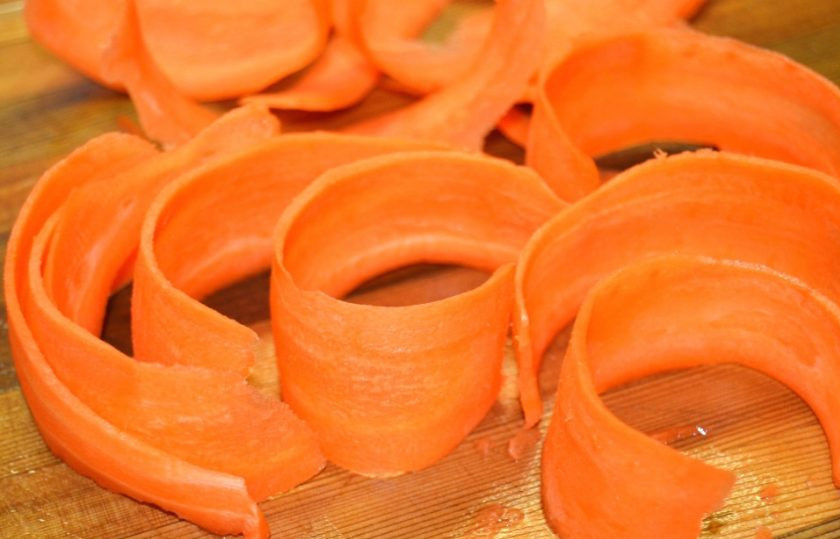 1. Этап. Диетический салат из моркови и огурца: 4. Порежьте морковь с помощью овощерезки тонкими ломтиками.