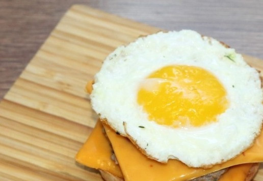 1. Этап. Бургер с котлетой и сыром гриль-чиз: 11. Далее кладем горячее обжаренное яйцо.