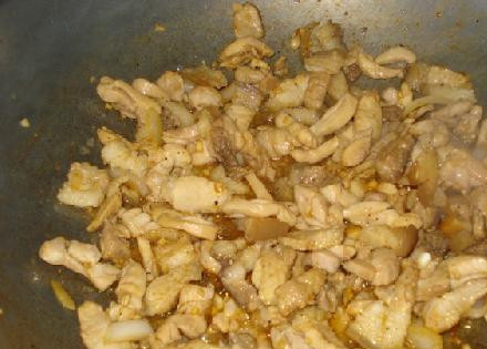 1. Этап. Панцит Гуанчжоу (Pancit Guanjou): Отдельно жарим немного чеснока и лука. Добавляем мясо и готовим в течении нескольких минут. Затем нужно приправить солью, перцем и налить немного соевого соуса. Оставляем в сторонке.