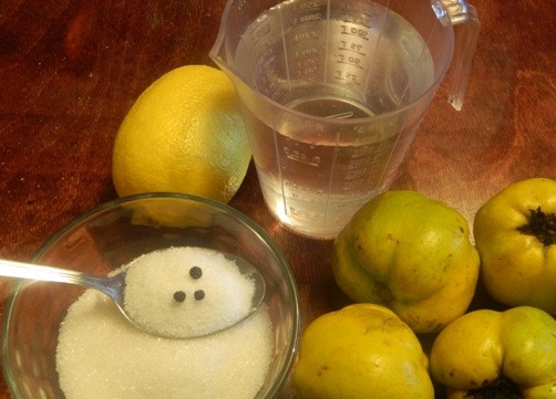 1. Этап. Айва в ванильном сиропе: Подготовим продукты: отмеряем необходимое нам количество воды и сахара. Айву необходимо хорошо вымыть и обсушить.