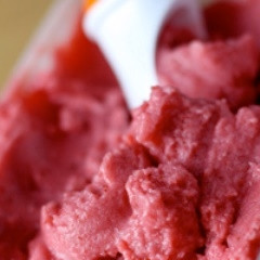 1. Этап. Клубничное мороженное на рисовом молоке: Полученную массу сложите в глубокую посуду и отправьте в морозилку на 6-8 часов. Можно кушать!