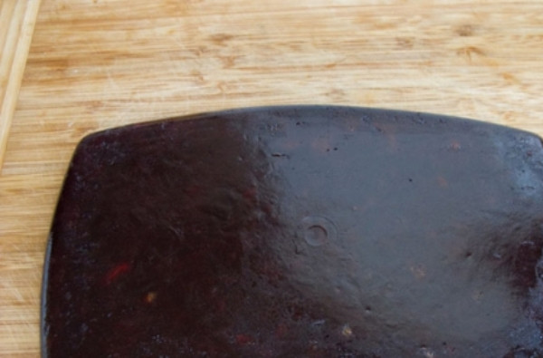 1. Этап. Мармелад из сливы: Массу вылейте в форму, дно которой смажьте небольшим количеством сливочного масла. Так мармелад не прилипнет. Оставьте мармелад застывать на сутки в прохладном месте. Затем выньте из формы.