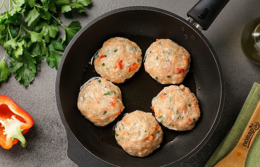 1. Этап. Куриные котлеты с овощами: Сформируйте мокрыми руками котлеты и выложите их на разогретую сковороду с маслом.
