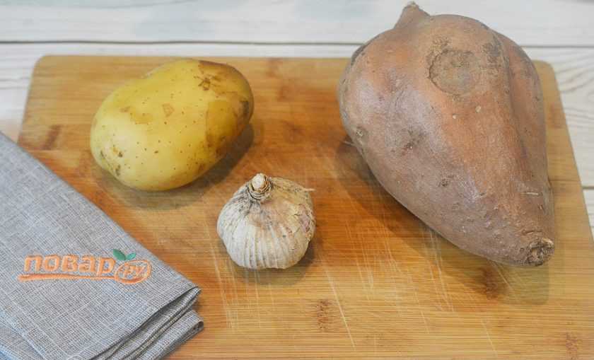 1. Этап. Картофельное пюре из батата с зеленью: 1. Картофель, батат и чеснок помойте.