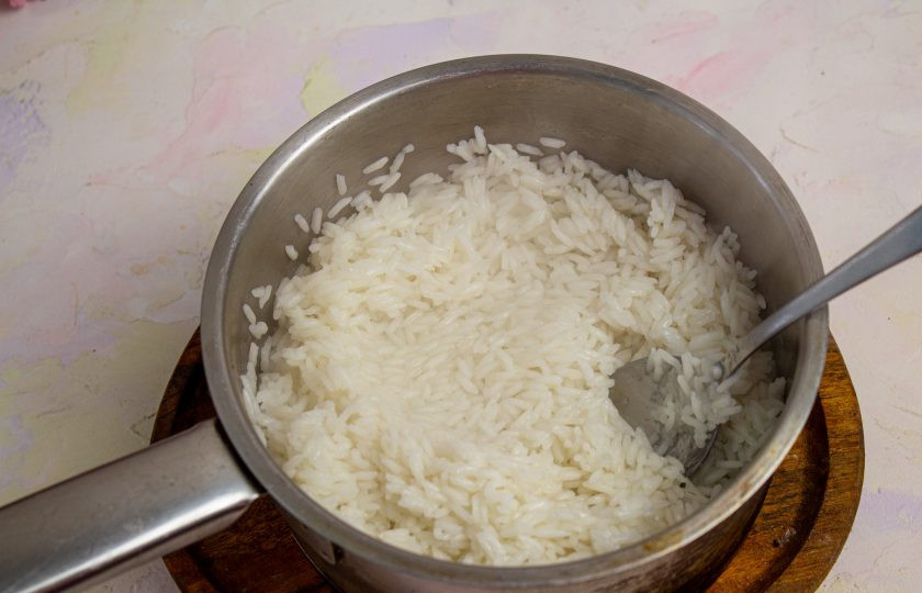 1. Этап. Рисовая запеканка с вишней: Рис тщательно промойте, залейте холодной водой, доведите до кипения и варите 10-15 минут, до полуготовности риса.