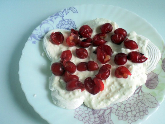 1. Этап. Десерт из зефира: Промываем свежие ягоды вишни и красной смородины. Естественно, подойдут абсолютно любые ягоды и фрукты. Главное, чтобы они сочетались между собой и не резонировали с творожным кремом. Из вишни вытаскиваем косточки. Разделяем зефирины на две части и выкладываем на блюдо в один слой. Одну треть творожного крема вываливаем поверх зефира. Кладем на творог вишню.