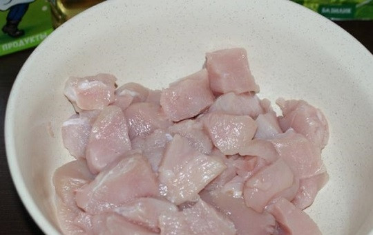 1. Этап. Куриное филе в кефире на сковороде: 2. Филе вымойте, обсушите и нарежьте небольшими кусочками.