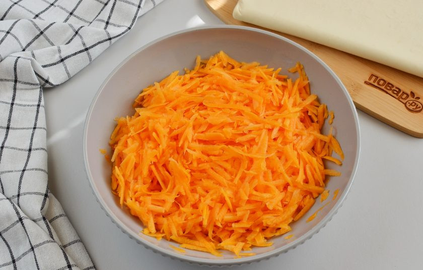 1. Этап. Тыква в слоеном тесте: С тыквы снимите кожуру, натрите на крупной терке.