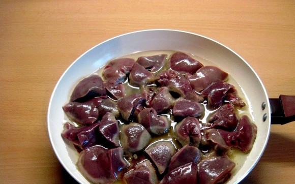 1. Этап. Печень индейки в сливках: 1. Печень промоем и нарежем кусочками. Солим, выкладываем на сковородку с маслом. Ждем, чтобы выделилась и испарилась жидкость, обжарим до появления легкой корочки.