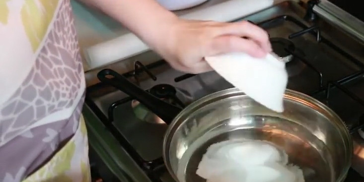 1. Этап. Легкий рецепт десерта: В емкость влейте воду и сахар. Поставьте на средний огонь и доведите смесь до кипения. Поле чего снизьте огонь до минимального и проварите сироп 2-3 минуты до полного растворения сахара.