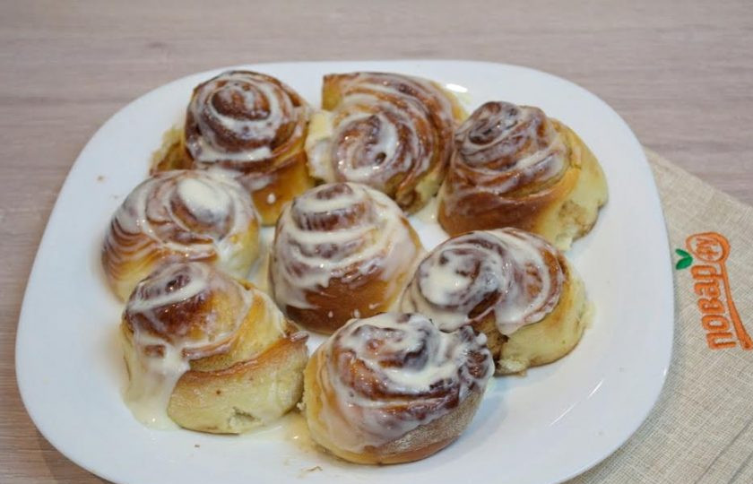 1. Этап. Булочки Синнабон: 14. Готовые булочки достать из духовки. Дать немного остыть. Еще теплыми смазать полученным кремом.