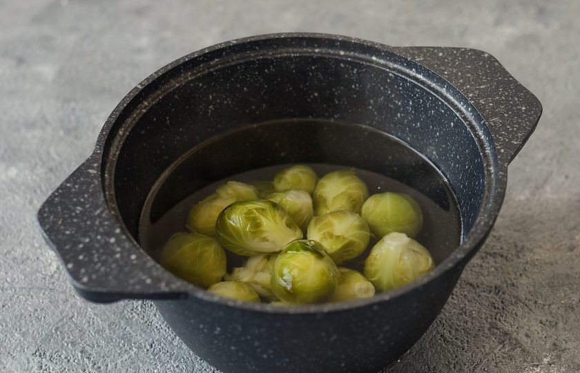 1. Этап. Брюссельская капуста на зиму: Брюссельскую капусту переберите, промойте и обсушите. Крупные кочаны можно разрезать пополам. Отварите капусту в кипящей подсоленной воде почти до готовности.