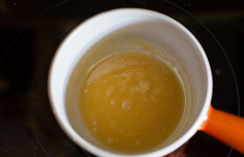 1. Этап. Курица по-неаполитански: Пока курочка запекается, сделайте сладкий соус. В маленькой кастрюльке растопите мёд и сливочное масло. Помешивайте. Варите так около 8 минут.