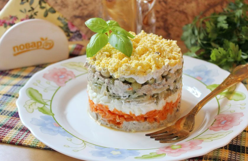 1. Этап. Салат Счастливый Ганс: Соберите салат с помощью кольца или просто выложите слоями на тарелку. Куриную печень поперчите по вкусу и смешайте с небольшим количеством майонеза. Половину печени выложите первым слоем салата. Второй слой — тертая морковь. Третий слой — тертые белки. Четвертый — жареный лук. Пятый слой — тертый соленый огурец. Шестой — вторая половина куриной печени. Седьмой слой — зеленый горошек. Верх салата посыпьте желтком. Слой моркови, белка и горошка покройте майонезом.