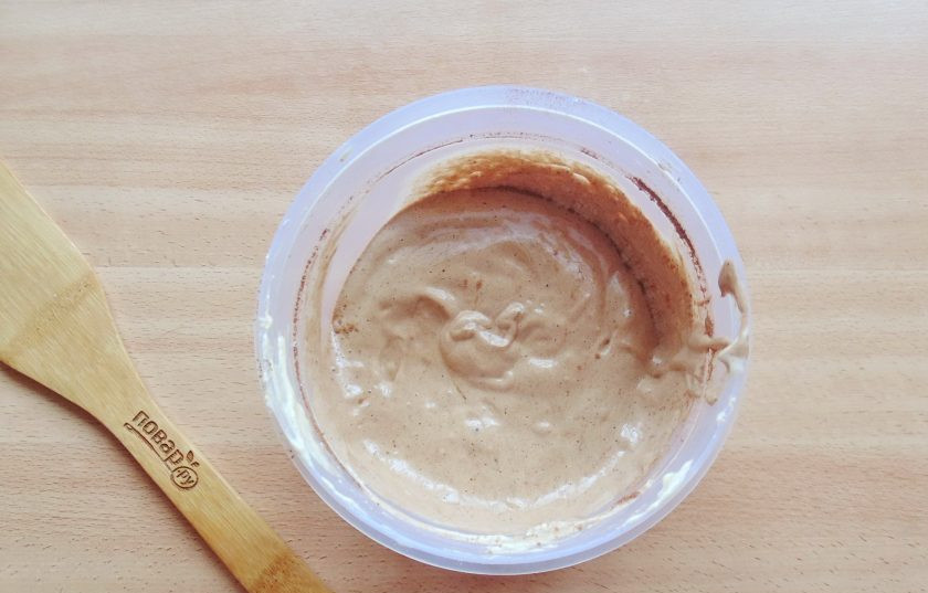 1. Этап. Двухцветный бисквит: Разделите тесто на две части. В одну добавьте просеянный какао-порошок.