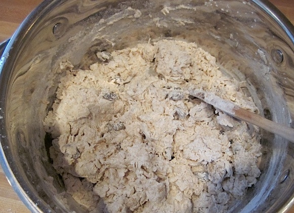 1. Этап. Хлеб с изюмом и корицей: 2. Влейте сперва 175 миллилитров теплой воды, перемешайте.