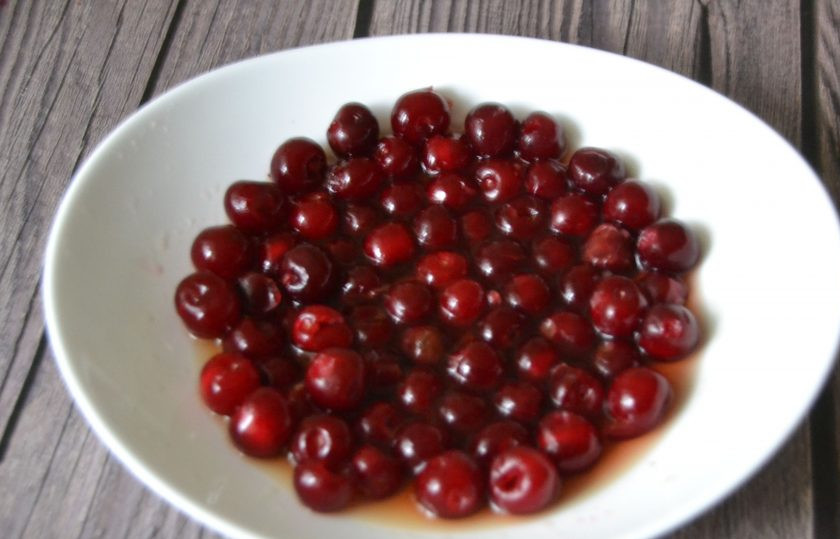 1. Этап. Конфеты Вишня в шоколаде: Залейте вишню коньяком или десертным ликером. Накройте пленкой, оставьте настаиваться на 12 часов.