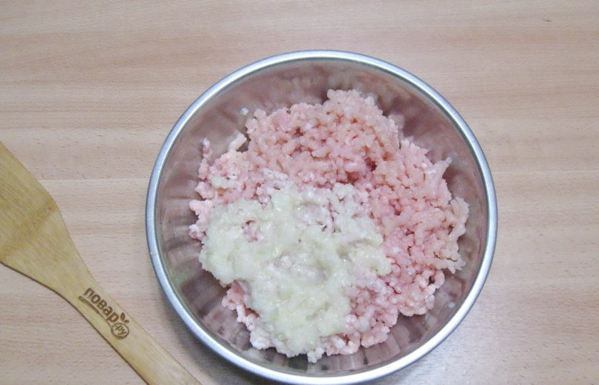 1. Этап. Пельмени из свинины и курицы: Куриное филе и мякоть свинины помойте, лук репчатый очистите и помойте. Пропустите через мясорубку эти ингредиенты.