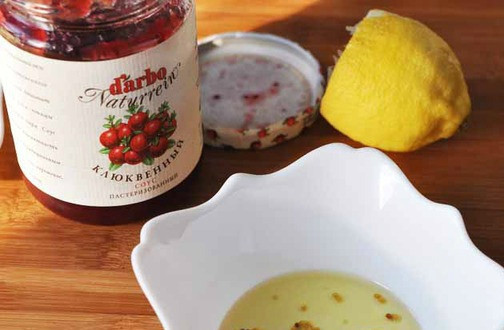 1. Этап. Салат с уткой: В отдельном блюдце готовим заправку для салата. Наливаем лимонный сок, затем — клюквенный соус. Добавляем оливковое масло, соль и горчицу.