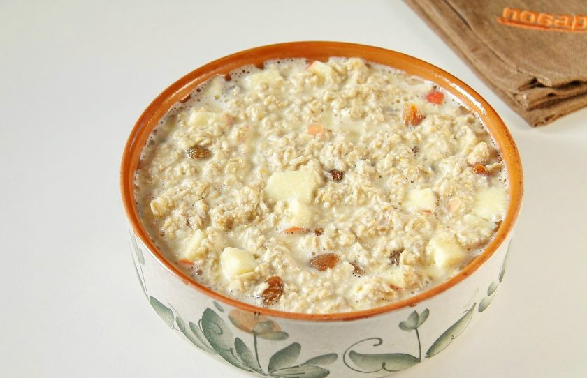 1. Этап. Овсяная запеканка с яблоком: Переложите овсяную смесь в смазанную маслом форму для запекания.