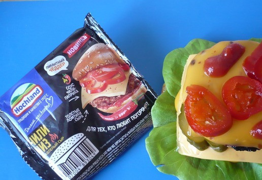 1. Этап. Двойной чизбургер Чили с жареным луком: На котлету положите маринованный перец халапеньо, полейте кетчупом.