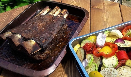 1. Этап. Ребра говяжьи с овощами: Переложить на противень для запекания. Посолить, поперчить. Можно добавить своих любимых травок и сбрызнуть оливковым маслом для жарки. Перемешать. Закрыть фольгой. Поставить в духовку и готовить до полного приготовления. Ребра перевернуть, полить выделившимся соком, закрыть фольгой и также в духовку до готовности еще на 1,5 часа.