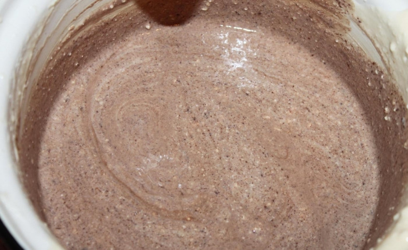 1. Этап. Творожная запеканка Зебра: Разделите получившуюся массу на 2 равные части. В одну добавьте какао. Хорошо её перемешайте.