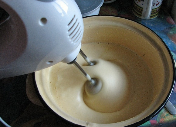 1. Этап. Шарлотка в хлебопечке: Затем необходимо всыпать ванилин и сахар. Опять взбиваем пока пена не увеличится в размере.