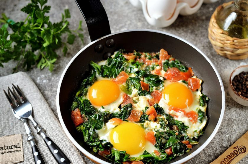 1. Этап. Яичница со шпинатом и помидорами: Яичницу с помидорами и шпинатом подавайте к столу в той же сковороде, в которой она готовилась. Приятного аппетита!