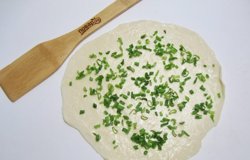 1. Этап. Китайские слоеные лепешки: Зеленый лук мелко нарежьте и выложите на пласт теста.