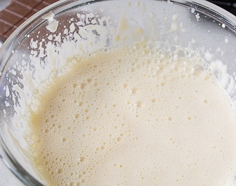 1. Этап. Вафельные трубочки с кремом: В кастрюле доведите до кипения молоко, влейте его в желтковую массу, постоянно помешивая венчиком.